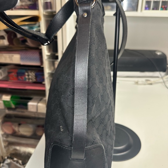 Gucci Black Messenger Bag with Structured Shape and Adjustable Strap - Picture 6 of 16